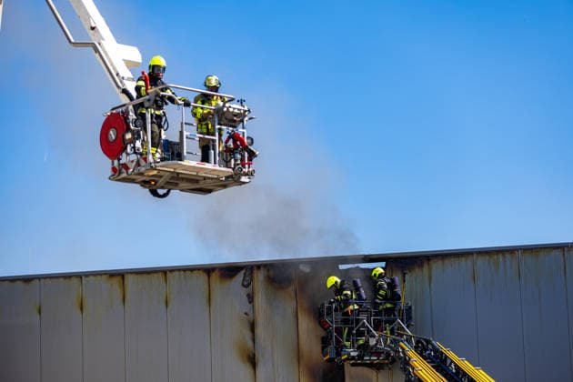 Brand in Lagerhalle Feuerwehr und Polizei im Einsatz Am 28.07.2026 kam es gegen 09:00 Uhr zu einem Brand in einer Lagerhalle in der Gutenbergstraße in Kriftel. Feuerwehr und Polizei sind vor Ort im Einsatz, die Löscharbeiten dauern derzeit an. Aufgrund des Einsatzes sind die Gutenbergstraße sowie die Bachstraße gesperrt. Im Umfeld des Brandortes kann es zu Geruchsbelästigungen kommen. Nach aktuellem Stand besteht keine Gefahr für die Bevölkerung. Kriftel Hessen Deutschland *** Fire in a Warehouse; Fire Department and Police on the Scene On July 28, 2026, at approximately 9:00 a.m., a fire broke out in a warehouse on Gutenbergstraße in Kriftel. The fire department and police are on the scene, and firefighting operations are curre