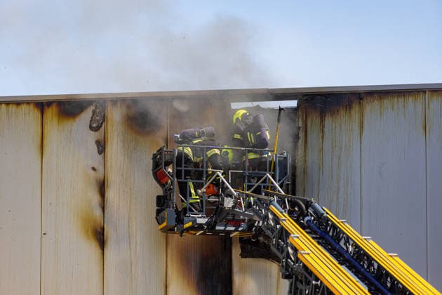 Brand in Lagerhalle Feuerwehr und Polizei im Einsatz Am 28.07.2026 kam es gegen 09:00 Uhr zu einem Brand in einer Lagerhalle in der Gutenbergstraße in Kriftel. Feuerwehr und Polizei sind vor Ort im Einsatz, die Löscharbeiten dauern derzeit an. Aufgrund des Einsatzes sind die Gutenbergstraße sowie die Bachstraße gesperrt. Im Umfeld des Brandortes kann es zu Geruchsbelästigungen kommen. Nach aktuellem Stand besteht keine Gefahr für die Bevölkerung. Kriftel Hessen Deutschland *** Fire in a Warehouse; Fire Department and Police on the Scene On July 28, 2026, at approximately 9:00 a.m., a fire broke out in a warehouse on Gutenbergstraße in Kriftel. The fire department and police are on the scene, and firefighting operations are curre