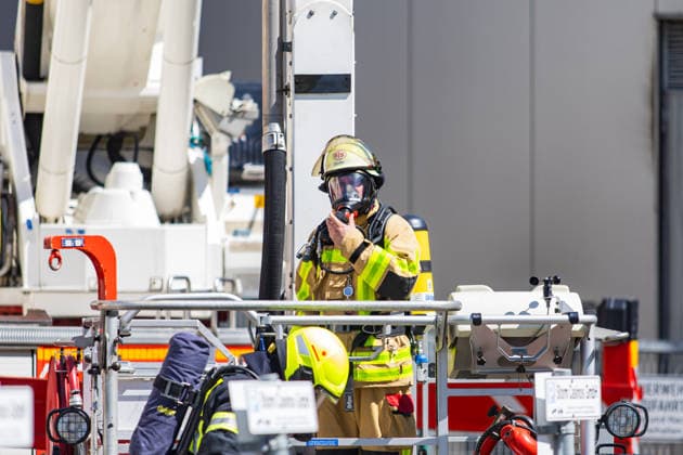Brand in Lagerhalle Feuerwehr und Polizei im Einsatz Am 28.07.2026 kam es gegen 09:00 Uhr zu einem Brand in einer Lagerhalle in der Gutenbergstraße in Kriftel. Feuerwehr und Polizei sind vor Ort im Einsatz, die Löscharbeiten dauern derzeit an. Aufgrund des Einsatzes sind die Gutenbergstraße sowie die Bachstraße gesperrt. Im Umfeld des Brandortes kann es zu Geruchsbelästigungen kommen. Nach aktuellem Stand besteht keine Gefahr für die Bevölkerung. Kriftel Hessen Deutschland *** Fire in a Warehouse; Fire Department and Police on the Scene On July 28, 2026, at approximately 9:00 a.m., a fire broke out in a warehouse on Gutenbergstraße in Kriftel. The fire department and police are on the scene, and firefighting operations are curre