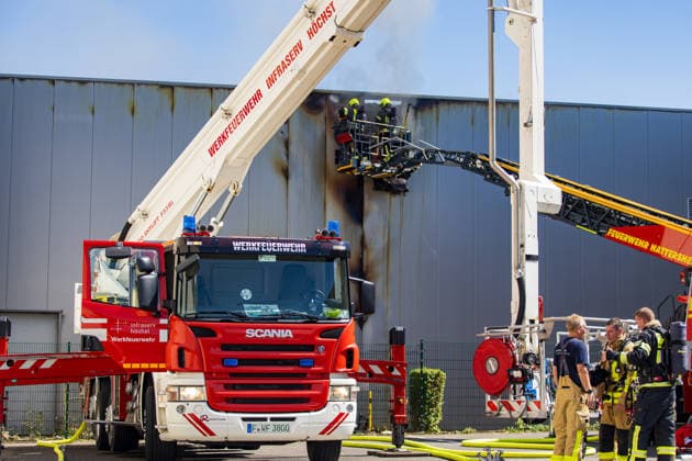 Brand in Lagerhalle Feuerwehr und Polizei im Einsatz Am 28.07.2026 kam es gegen 09:00 Uhr zu einem Brand in einer Lagerhalle in der Gutenbergstraße in Kriftel. Feuerwehr und Polizei sind vor Ort im Einsatz, die Löscharbeiten dauern derzeit an. Aufgrund des Einsatzes sind die Gutenbergstraße sowie die Bachstraße gesperrt. Im Umfeld des Brandortes kann es zu Geruchsbelästigungen kommen. Nach aktuellem Stand besteht keine Gefahr für die Bevölkerung. Kriftel Hessen Deutschland *** Fire in a Warehouse; Fire Department and Police on the Scene On July 28, 2026, at approximately 9:00 a.m., a fire broke out in a warehouse on Gutenbergstraße in Kriftel. The fire department and police are on the scene, and firefighting operations are curre
