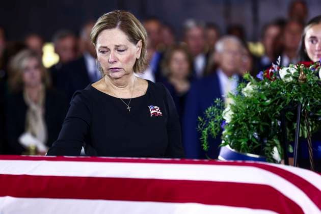 July 28, 2026, Washington, District Of Columbia, USA: United States Senator Darline Graham (Republican of South Carolina) pays her respects at his casket during a congressional tribute in the rotunda of the US Capitol in Washington, DC, USA, 28 July 2026. Graham died unexpectedly on 11 July at the age of 71 from a tear in his aorta Washington USA  - ZUMAs152 20260728_faa_s152_117 Copyright: xJimxLoScalzox-xPoolxviaxCNPx
