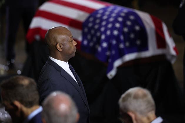 July 28, 2026, Washington, District Of Columbia, USA: WASHINGTON, DC - JULY 28: U.S. Sen. Tim Scott (R-SC) pays his respects during a memorial tribute for the late U.S. Sen. Lindsey Graham (R-SC) in the Rotunda of the U.S. Capitol on July 28, 2026 in Washington, DC. Graham, who was elected to the Senate in 2002, died suddenly on July 11th from an aortic dissection. He was 71 years old Washington USA - ZUMAs152 20260728_faa_s152_128 Copyright: xWinxMcNameex-xPoolxviaxCNPx