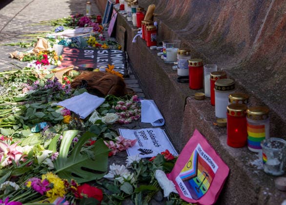 July 28, 2026, Leipzig, Saxony, Germany: Flowers and candles are placed at a spontaneous memorial in Leipzig in solidarity with the victims of the attack during Berlin s Christopher Street Day (CSD). The tribute expresses grief, remembrance, and support for the LGBTQ+ community following the deadly attack. Leipzig Germany - ZUMAc291 20260728_zip_c291_003 Copyright: xMariaxCastrox