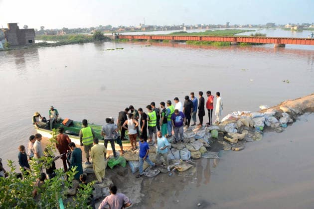 RECORD DATE NOT STATED Rescue officials are busy in relief and rescue operation to help people affected by flash flood due to heavy downpour, at Pathan Colony Tehsil Ferozwala near Lahore on Tuesday, July 28, 2026. Three children from the same family drowned after a canal embankment broke in Ferozwala Pathan Colony, bringing the death toll from ongoing monsoon rains across affected regions to 32, according to the PDMA. (Babar Shah PPI Images). EDITORIAL USE ONLY Copyright: xx AR-ZM-280726x ppiphotos484141