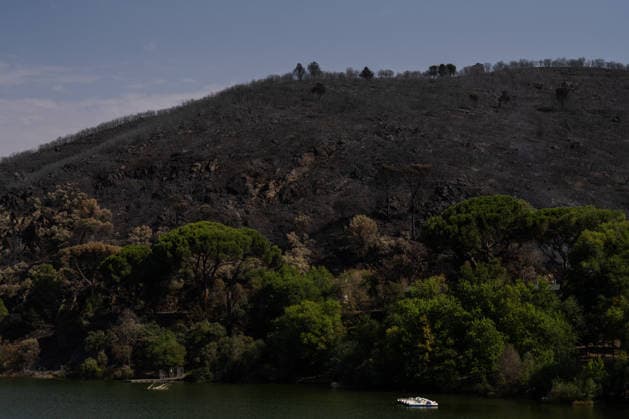 Firefighters have managed to contain the spread of the active fronts of the wildfire in Madrid’s Sierra Oeste. Burned areas around the San Juan Reservoir following the wildfire in Madrid’s Sierra Oeste, on July 28, 2026, in Madrid, Spain. The intense efforts carried out overnight by the firefighting team have made it possible to contain the advance of the active fronts of the wildfire affecting the Community of Madrid and prevent the flames from reaching the municipality of Valdemaqueda. However, firefighting efforts continue, with attention focused on the rising temperatures expected across the peninsula starting tomorrow, July 28, 2026, in Madrid, Spain  Copyright: xMatiasxChiofalox 7691513