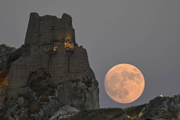 Full moon over Van Castle VAN, TURKIYE - JULY 28: A view of the full moon is seen over the Van Castle in Van, Turkiye on July 28, 2026. Ozkan Bilgin Anadolu Van Turkey. Editorial use only. Please get in touch for any other usage.  Copyright: x2026xAnadoluxOzkanxBilginx