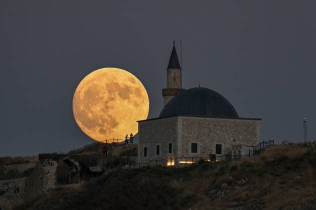 Full moon over Van Castle VAN, TURKIYE - JULY 28: A view of the full moon is seen over Suleyman Han Mosque at summit of the Van Castle in Van, Turkiye on July 28, 2026. Ozkan Bilgin Anadolu Van Turkey. Editorial use only. Please get in touch for any other usage.  Copyright: x2026xAnadoluxOzkanxBilginx