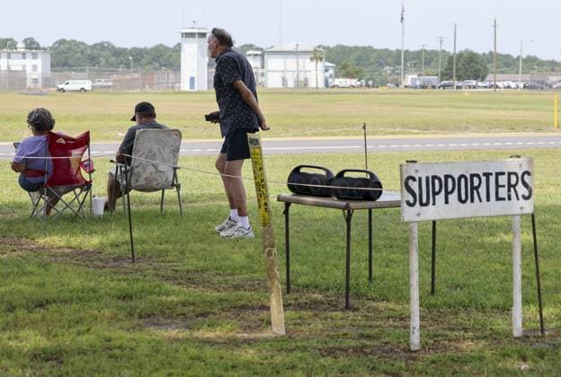 July 28, 2026, Raiford, Florida, USA: Brenda Roberts, left, Donnie Roberts, center, of Bronson, and Bill Campbell, of Marion County, observe the moments leading up to the execution of James Duckett staged near the Florida State Prison on Tuesday, July 28, 2026, in Raiford. Raiford USA - ZUMAs70_ 20260728_zan_s70_032 Copyright: xDouglasxR.xCliffordx