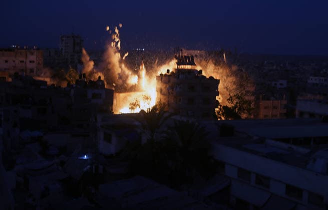 Smoke rises after Israeli airstrike destroys Dar Al-Muttaqin Mosque in Gaza City Smoke and flames rise following an Israeli airstrike that targeted Dar Al-Muttaqin Mosque in Gaza City on July 28, 2026. The strike destroyed the mosque and damaged surrounding residential homes. Photo by Anas Nur apaimages Gaza Gaza Strip Palestinian Territory 280726_Gaza_AN_00(2) Copyright: xapaimagesxAnasxNurx xapaimagesx