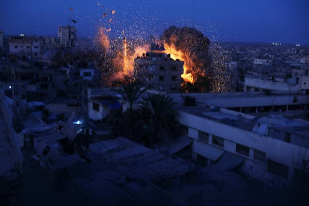 Smoke rises after Israeli airstrike destroys Dar Al-Muttaqin Mosque in Gaza City Smoke and flames rise following an Israeli airstrike that targeted Dar Al-Muttaqin Mosque in Gaza City on July 28, 2026. The strike destroyed the mosque and damaged surrounding residential homes. Photo by Anas Nur apaimages Gaza Gaza Strip Palestinian Territory 280726_Gaza_AN_00(4) Copyright: xapaimagesxAnasxNurx xapaimagesx
