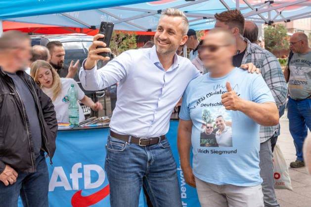 Ulrich Siegmund, AfD Spitzenkandidat in Sachsen-Anhalt, mit Fan und T-Shirt: Ulrich Siegmund, 1. AfD Ministerpräsident Deutschlands?, AfD-Infostand in Magdeburg, 28. Juli 2026 Deutschland, Magdeburg, 28. Juli 2026, Ulrich Siegmund, AfD-Spitzenkandidat bei den Landtagswahlen in Sachsen-Anhalt am 6. September, mit Fan, der ein T-Shirt mit dem Aufdruck trägt: Ulrich Siegmund, erster AfD Ministerpräsident Deutschlands?, Wahlkampfstand an der Ecke Goldschmiedebrücke - Breiter Weg, Wahlslogan: Hol dir dein Land zurück, viele Wähler kommen, um ein Selfie mit dem Spitzenkandidaten zu machen, rechtsextreme Landespartei, Politiker, Politik, *** Ulrich Siegmund, AfD lead candidate in Saxony-Anhalt, with a supporter wearing a T-shirt that reads