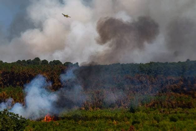 FIRE IN GIRONDE PHOTOPQR LE PARISIEN Olivier Corsan Lège-Cap-Ferret July 28, 2026 Lège-Cap-Ferret, Gironde, France, July 28, 2026 Firefighters, assisted by aerial resources—airplanes, helicopters, Dash, and Canadair, battled the flare-ups of the fires around the town of Lège Cap Ferret. Photo: LP Olivier Corsan FIRE IN GIRONDE Fire in southwestern France, July 28, 2026 Local Caption Lège Cap Ferret, Gironde, France  Copyright: xPHOTOPQR LExPARISIEN MAXPPPxOlivierxCorsanx 20260728LPA6221 20260728LPA6221