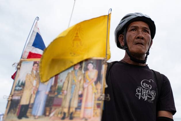 July 28, 2026, Bangkok, Thailand: A Thai royalist supporter holds a portrait of Thailand s Royal Family during the King Vajiralongkorn s 74th birthday celebration..Thai authorities held a celebration to mark the 74th birthday of King Maha Vajiralongkorn at Sanam Luang. Bangkok Thailand  - ZUMAs197 20260728_aaa_s197_081 Copyright: xPeeraponxBoonyakiatx