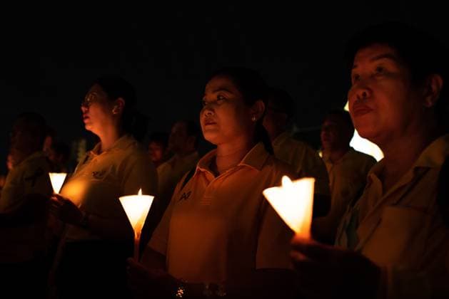 July 28, 2026, Bangkok, Thailand: Thai royalist supporters hold candles during the King Vajiralongkorn s 74th birthday celebration..Thai authorities held a celebration to mark the 74th birthday of King Maha Vajiralongkorn at Sanam Luang. Bangkok Thailand  - ZUMAs197 20260728_aaa_s197_087 Copyright: xPeeraponxBoonyakiatx