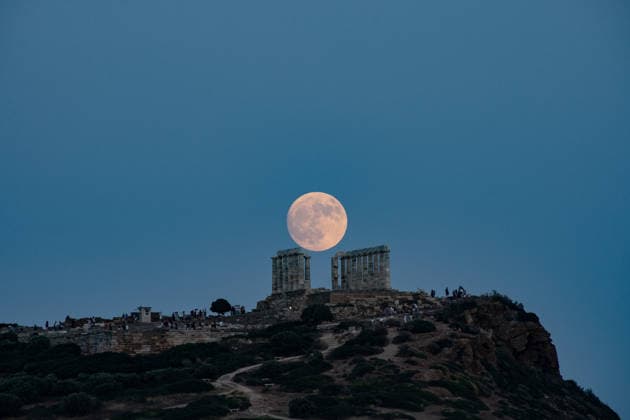 July 28, 2026, Athens, Athens, Greece: The Moon rises behind the ancient Temple of Poseidon at Cape Sounion, about 70 kilometers (45 miles) south of Athens, Greece, on July 28, 2026, ahead of the July full Moon, commonly known as the Buck Moon. Athens Greece  - ZUMAa226 20260728_zip_a226_003 Copyright: xGiorgosxArapekosx