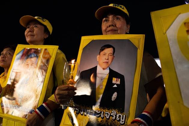 July 28, 2026, Bangkok, Thailand: Thai royalist supporters hold a portraits of Thai King Vajiralongkorn and candles during the King Vajiralongkorn s 74th birthday celebration..Thai authorities held a celebration to mark the 74th birthday of King Maha Vajiralongkorn at Sanam Luang. Bangkok Thailand - ZUMAs197 20260728_aaa_s197_095 Copyright: xPeeraponxBoonyakiatx