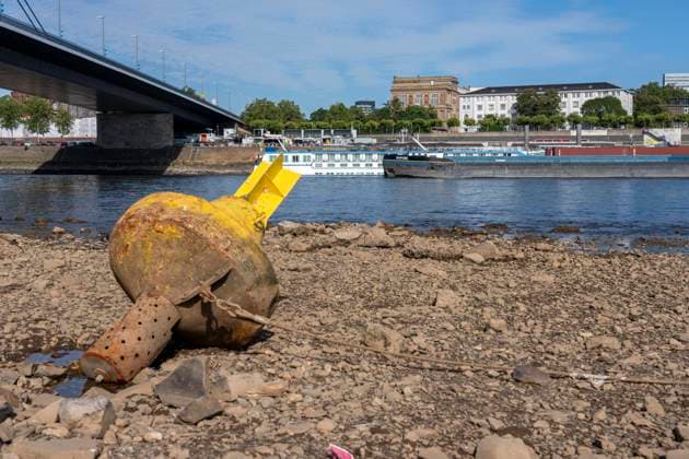Boje auf Grund, Oberkassler Rheinbrücke, Rhein bei Düsseldorf, extremes Niedrigwasser, Rheinpegel bei 31 cm, Tendenz fallend, nach der langen Dürre fällt das linke Rheinufer, bei Düsseldorf Oberkassel trocken, eine große Sandbank entsteht, Frachtschiffe können nur noch mit deutlich reduzierter Ladung fahren, Skyline der City, Oberkassler Rheinbrücke NRW, Deutschland Niedrigwasser Rhein *** Buoy aground, Oberkassel Rhine Bridge, Rhine near Düsseldorf, extremely low water levels, Rhine water level at 31 cm, trending downward; following the long drought, the left bank of the Rhine near Düsseldorf-Oberkassel has dried up, a large sandbar has formed, cargo ships can now only sail with significantly reduced cargo, city skyline, Oberkassel