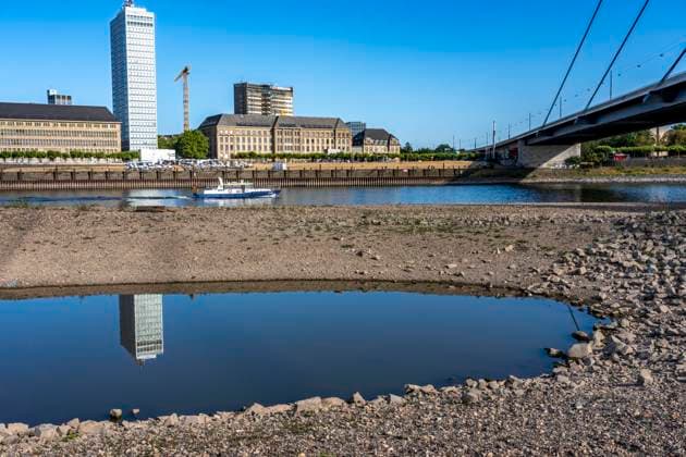 Rhein bei Düsseldorf, extremes Niedrigwasser, Rheinpegel bei 31 cm, Tendenz fallend, nach der langen Dürre fällt das linke Rheinufer, bei Düsseldorf Oberkassel trocken, eine große Sandbank entsteht, Wasserloch, Frachtschiffe können nur noch mit deutlich reduzierter Ladung fahren, Skyline der City, Altstadtufer, NRW, Deutschland Niedrigwasser Rhein *** Rhine near Düsseldorf, extremely low water levels, Rhine water level at 31 cm, trending downward; following the long drought, the left bank of the Rhine near Düsseldorf-Oberkassel has dried up, a large sandbar has formed, a waterhole; cargo ships can now only navigate with significantly reduced cargo; city skyline, Old Town riverfront, North Rhine-Westphalia, Germany; low water levels on