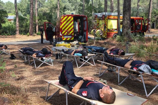 Saumos Fire: Soldiers resting near Lake Longarisse PHOTOPQR SUD OUEST Photo by Fabien Cottereau Lacanau July 28, 2026 Saumos Fire: Soldiers resting near Lake Longarisse Fire in southwestern France, July 28, 2026, Lacanau, 20 Gironde, France  Copyright: xPHOTOPQR SUDxOUEST MAXPPPxPhotoxFabienxCottereaux 20260728SDO6309 20260728SDO6309