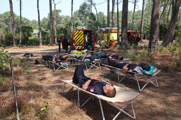 Saumos Fire: Soldiers resting near Lake Longarisse PHOTOPQR SUD OUEST Photo by Fabien Cottereau Lacanau July 28, 2026 Saumos Fire: Soldiers resting near Lake Longarisse Fire in southwestern France, July 28, 2026, Lacanau, 20 Gironde, France  Copyright: xPHOTOPQR SUDxOUEST MAXPPPxPhotoxFabienxCottereaux 20260728SDO6310 20260728SDO6310