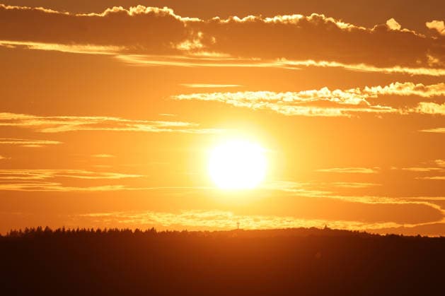 Sommer im Siegerland. Ein schoener (schöner) Sommertag Tag neigt sich dem Ende und die Sonne geht unter. Der Himmel ist bewoelkt (bewölkt) und farbenfroh. Die Wolken leuchten. Der Blick geht in Richtung Freudenberg. In den kommenden Tagen sollen die Temperaturen wieder deutlich ansteigen. Sommer am 28.07.2026 in Siegen Deutschland. *** Summer in the Siegerland A beautiful, beautiful summer day is drawing to a close and the sun is setting. The sky is cloudy and colorful. The clouds are glowing. The view stretches toward Freudenberg. Temperatures are expected to rise significantly again in the coming days. Summer on July 28, 2026 in Siegen, Germany