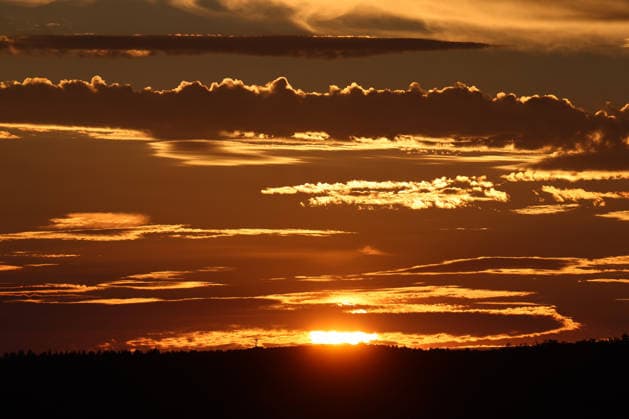Sommer im Siegerland. Ein schoener (schöner) Sommertag Tag neigt sich dem Ende und die Sonne geht unter. Der Himmel ist bewoelkt (bewölkt) und farbenfroh. Die Wolken leuchten. Der Blick geht in Richtung Freudenberg. In den kommenden Tagen sollen die Temperaturen wieder deutlich ansteigen. Sommer am 28.07.2026 in Siegen Deutschland. *** Summer in the Siegerland A beautiful, beautiful summer day is drawing to a close and the sun is setting. The sky is cloudy and colorful. The clouds are glowing. The view stretches toward Freudenberg. Temperatures are expected to rise significantly again in the coming days. Summer on July 28, 2026 in Siegen, Germany