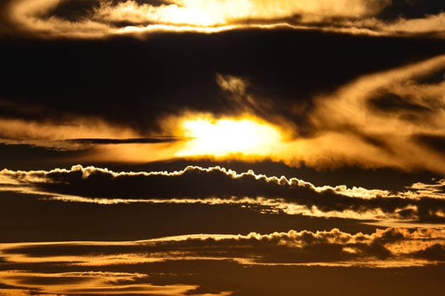 Sommer im Siegerland. Ein schoener (schöner) Sommertag Tag neigt sich dem Ende und die Sonne geht unter. Der Himmel ist bewoelkt (bewölkt) und farbenfroh. Die Wolken leuchten. Der Blick geht in Richtung Freudenberg. In den kommenden Tagen sollen die Temperaturen wieder deutlich ansteigen. Sommer am 28.07.2026 in Siegen Deutschland. *** Summer in the Siegerland A beautiful, beautiful summer day is drawing to a close and the sun is setting. The sky is cloudy and colorful. The clouds are glowing. The view stretches toward Freudenberg. Temperatures are expected to rise significantly again in the coming days. Summer on July 28, 2026 in Siegen, Germany