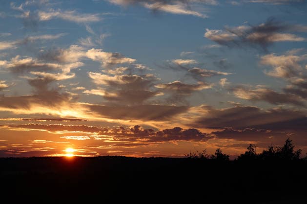 Sommer im Siegerland. Ein schoener (schöner) Sommertag Tag neigt sich dem Ende und die Sonne geht unter. Der Himmel ist bewoelkt (bewölkt) und farbenfroh. Die Wolken leuchten. Der Blick geht in Richtung Freudenberg. In den kommenden Tagen sollen die Temperaturen wieder deutlich ansteigen. Sommer am 28.07.2026 in Siegen Deutschland. *** Summer in the Siegerland A beautiful, beautiful summer day is drawing to a close and the sun is setting. The sky is cloudy and colorful. The clouds are glowing. The view stretches toward Freudenberg. Temperatures are expected to rise significantly again in the coming days. Summer on July 28, 2026 in Siegen, Germany