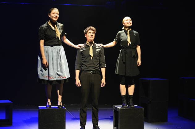 Die Darsteller des Musical Die Weiße Rose auf der Bühne. das Musical erzählt die Geschichte der gleichnamigen studentischen Widerstandsgruppe gegen das NS-Regime erzählt. Es ist die Premiere beim 37. Kölner Sommerfestival in der Kölner Philharmonie. Hauptdarseller sind FRIEDERIKE ZEIDLER als Sophie Scholl und JONATHAN GUTH als Hans Scholl *** The cast of the musical *The White Rose* takes the stage. The musical tells the story of the student resistance group of the same name that fought against the Nazi regime. It is the premiere at the 37th Cologne Summer Festival at the Cologne Philharmonic Hall. The lead actors are FRIEDERIKE ZEIDLER as Sophie Scholl and JONATHAN GUTH as Hans Scholl