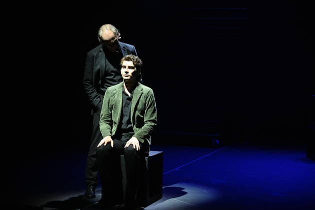 Die Darsteller des Musical Die Weiße Rose auf der Bühne. das Musical erzählt die Geschichte der gleichnamigen studentischen Widerstandsgruppe gegen das NS-Regime erzählt. Es ist die Premiere beim 37. Kölner Sommerfestival in der Kölner Philharmonie. Hauptdarseller sind FRIEDERIKE ZEIDLER als Sophie Scholl und JONATHAN GUTH als Hans Scholl *** The cast of the musical *The White Rose* takes the stage. The musical tells the story of the student resistance group of the same name that fought against the Nazi regime. It is the premiere at the 37th Cologne Summer Festival at the Cologne Philharmonic Hall. The lead actors are FRIEDERIKE ZEIDLER as Sophie Scholl and JONATHAN GUTH as Hans Scholl