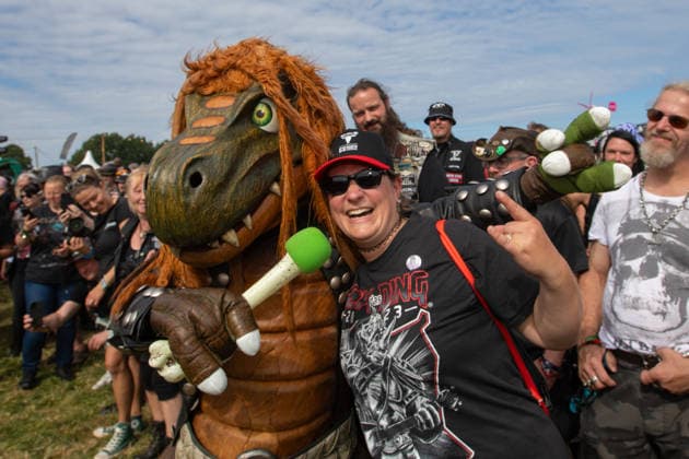 Der Countdown läuft zum 35 Wacken Open Air Die Band Heavysaurus gab eine Sondershow Dienstag und nur noch 24 Stunden bis zur offiziellen Eröffnung des Inflields durch die Veranstalte. Dien bisher eröffneten Eventflächen sind bereits so gut gefüllt, als wäre das Festival bereits gestartet, so sind fast alle der 85.000 Festivalbesucher eingetroffen. Pünktlich stimmt nun auch das Wetter, und die Hitze wird die kommenden Tage anhalten. Wacken Wacken open Air Schleswig Holstein Deutschland IVDJ6820 *** The countdown is on for the 35th Wacken Open Air. The band Heavysaurus put on a special show on Tuesday, and there are only 24 hours left until the official opening of the Infield by the organizers. The event areas that have opened so far