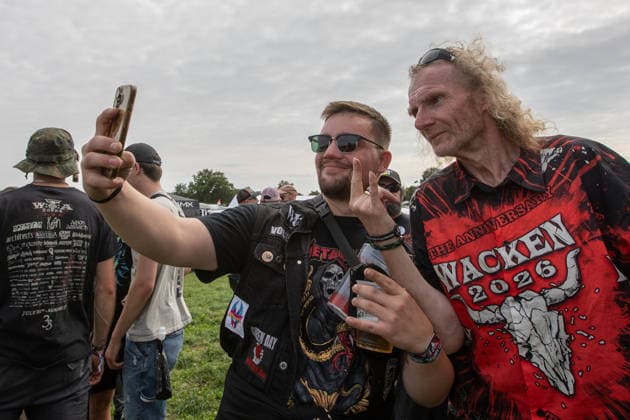 Der Countdown läuft zum sonnigen 35 Wacken Open Air Mitgründer und Veranstalter Holger Hübner mischte sich unter die Fans Dienstag und nur noch 24 Stunden bis zur offiziellen Eröffnung des Inflields durch die Veranstalte. Dien bisher eröffneten Eventflächen sind bereits so gut gefüllt, als wäre das Festival bereits gestartet, so sind fast alle der 85.000 Festivalbesucher eingetroffen. Pünktlich stimmt nun auch das Wetter, und die Hitze wird die kommenden Tage anhalten. Wacken Wacken open Air Schleswig Holstein Deutschland IVDJ6944 *** The countdown is on for the sunny 35th Wacken Open Air. Co-founder and organizer Holger Hübner mingled with fans on Tuesday, and there are only 24 hours left until the official opening of the Infield
