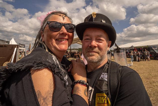 Der Countdown läuft zum 35 Wacken Open Air Hochzeiten auf Wacken - dieses Paar wird sich auf dem Festival das Ja-Wort geben. Dienstag und nur noch 24 Stunden bis zur offiziellen Eröffnung des Inflields durch die Veranstalte. Dien bisher eröffneten Eventflächen sind bereits so gut gefüllt, als wäre das Festival bereits gestartet, so sind fast alle der 85.000 Festivalbesucher eingetroffen. Pünktlich stimmt nun auch das Wetter, und die Hitze wird die kommenden Tage anhalten. Wacken Wacken open Air Schleswig Holstein Deutschland _5DL8052 *** The countdown is on for the 35th Wacken Open Air. This couple will tie the knot at the festival on Tuesday, and there are only 24 hours left until the official opening of the Infield by the organize