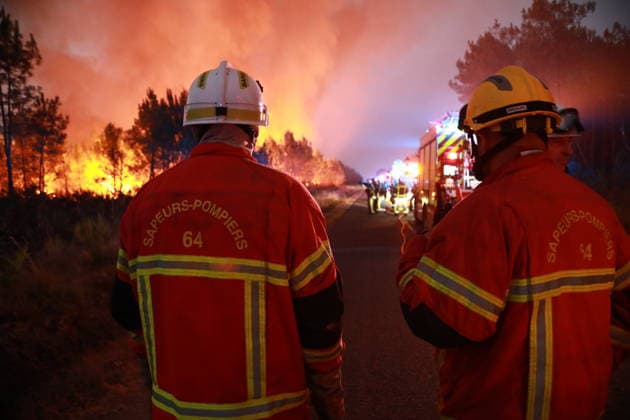 Firefighting efforts continue in southeastern France MIRABEL-ET-BLACONS, FRANCE - JULY 28: Firefighters continue battling a wildfire near the town of Mirabel-et-Blacons in southeastern France on July 28, 2026, as high temperatures, low humidity and shifting winds complicate containment efforts while authorities evacuate thousands of people from campsites in the country s southwest. In southwestern France, authorities evacuated around 4,000 people from campsites in Lacanau, according to the Gironde prefecture. Mohamad Salaheldin Abdelghani Alsayed Anadolu Mirabel-Et-Blacons France. Editorial use only. Please get in touch for any other usage.  Copyright: x2026xAnadoluxMohamadxSalaheldinxAbdelghanixAlsayedx