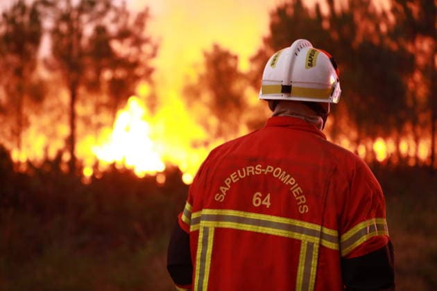 Firefighting efforts continue in southeastern France MIRABEL-ET-BLACONS, FRANCE - JULY 28: Firefighters continue battling a wildfire near the town of Mirabel-et-Blacons in southeastern France on July 28, 2026, as high temperatures, low humidity and shifting winds complicate containment efforts while authorities evacuate thousands of people from campsites in the country s southwest. In southwestern France, authorities evacuated around 4,000 people from campsites in Lacanau, according to the Gironde prefecture. Mohamad Salaheldin Abdelghani Alsayed Anadolu Mirabel-Et-Blacons France. Editorial use only. Please get in touch for any other usage.  Copyright: x2026xAnadoluxMohamadxSalaheldinxAbdelghanixAlsayedx