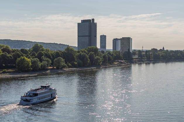 Niedrigwasser am Rhein in Bonn Niedrigwasser am Rhein: Bei einem Pegelstand von 87 cm am Pegel Bonn liegen weite Teile des Flussbetts trocken. Blick von der Bonner Südbrücke (Konrad-Adenauer-Brücke, A562) rheinabwärts Richtung Bonner Innenstadt, im Hintergrund der Lange Eugen im UN Camus. Bonn Nordrhein-Westfalen Deutschland *** Low Water Levels on the Rhine in Bonn Low Water Levels on the Rhine With the water level at 87 cm at the Bonn gauge, large sections of the riverbed are dry. View from Bonn’s Südbrücke (Konrad Adenauer Bridge), A562 downstream toward Bonn’s city center; in the background, the Lange Eugen at the UN Camus Bonn, North Rhine-Westphalia, Germany Copyright: xMarcxJohnx