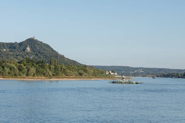 Rheinfähre bei Niedrigwasser am Rhein bei Niederdollendorf Niedrigwasser am Rhein: Bei einem Pegelstand von 87 cm am Pegel Bonn passiert die Rheinfähre zwischen Bad Godesberg und Niederdollendorf den Fluss. Die Aufschrift Mondorf auf dem Schiff verweist auf den Betreiber Lux-Werft und Schifffahrt GmbH aus Niederkassel-Mondorf, der die Fähre seit 2014 betreibt. Im Hintergrund die Ruine Drachenfels und Schloss Drachenburg im Siebengebirge. Königswinter Niederdollendorf Nordrhein-Westfalen Deutschland *** Rhine Ferry During Low Water on the Rhine Near Niederdollendorf Low Water on the Rhine With the water level at 87 cm at the Bonn gauge, the Rhine ferry between Bad Godesberg and Niederdollendorf crosses the river. The word Mondorf on Copyright: xMarcxJohnx