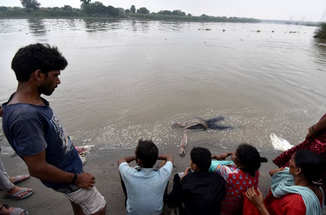 NEW DELHI, INDIA - JULY 28: Delhi Police personnel conduct a search and rescue operation after four people drowned in the Yamuna River near Geeta Colony, on July 28, 2026 in New Delhi, India. Two bodies have been recovered so far, while rescue teams continue efforts to trace the remaining two men amid the river™s swollen water level and strong current, which have made the operation challenging. (Photo by Ishant Chauhan Hindustan Times) 2 Dead, 2 Missing After Four Drowned In Yamuna In East Delhi