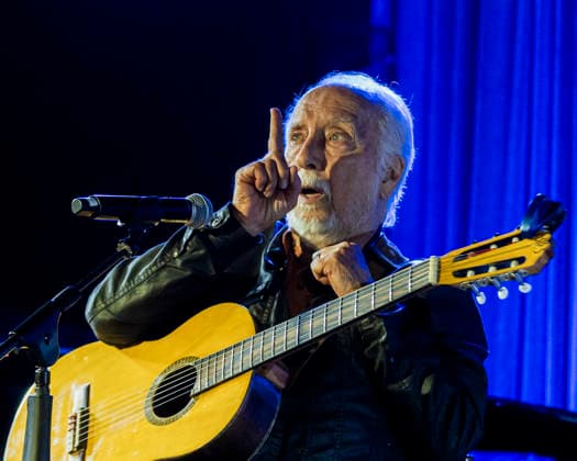 SaO PAULO, SP - 28.07.2026: SHOW DE ROBERTO MENESCAL E THEO BIAL - Roberto Menescal and Theo Bial perform together celebrating bossa nova in Sao Paulo. Roberto Menescal, one of the creators of Bossa Nova and an important figure in Brazilian music, joins forces with the young musician Theo Bial, son of the presenter and journalist Pedro Bial, with a work of original songs and compositions directly influenced by the sound of Bossa Nova. The musicians form a duo and revisit classics immortalized by Carlos Lyra, Nara Leao, Edu Lobo, Joao Bosco, among others. The performance took place at the Blue Note in Sao Paulo on the evening of Tuesday, July 28, 2026. x2990832x  VanxCampos