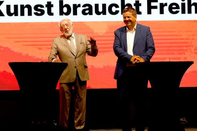 Dieter Hallervorden und Sven Schulze beim Auftakt der Gesprächsreihe Kunst braucht Freiheit im Capitol. Halle (Saale), 28.07.2026 *** Dieter Hallervorden and Sven Schulze at the kickoff of the Art Needs Freedom lecture series at the Capitol Halle Saale, July 28, 2026 Foto:xR.xStoffelsx xFuturexImagex hallervorden_schulze_6712