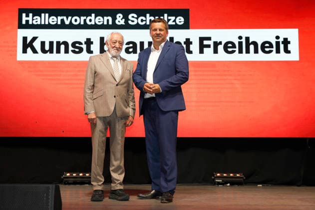 Dieter Hallervorden und Sven Schulze beim Auftakt der Gesprächsreihe Kunst braucht Freiheit im Capitol. Halle (Saale), 28.07.2026 *** Dieter Hallervorden and Sven Schulze at the kickoff of the Art Needs Freedom lecture series at the Capitol Halle Saale, July 28, 2026 Foto:xR.xStoffelsx xFuturexImagex hallervorden_schulze_6717