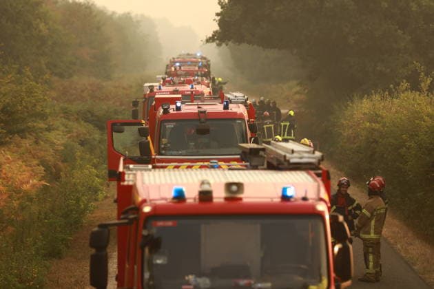 Firefighting efforts continue in southwestern France MIRABEL-ET-BLACONS, FRANCE - JULY 28: Firefighters continue battling a wildfire near the town of Mirabel-et-Blacons in southeastern France on July 28, 2026, as high temperatures, low humidity and shifting winds complicate containment efforts while authorities evacuate thousands of people from campsites in the country s southwest. In southwestern France, authorities evacuated around 4,000 people from campsites in Lacanau, according to the Gironde prefecture. Mohamad Salaheldin Abdelghani Alsayed Anadolu Mirabel-et-blacons France. Editorial use only. Please get in touch for any other usage.  Copyright: x2026xAnadoluxMohamadxSalaheldinxAbdelghanixAlsayedx