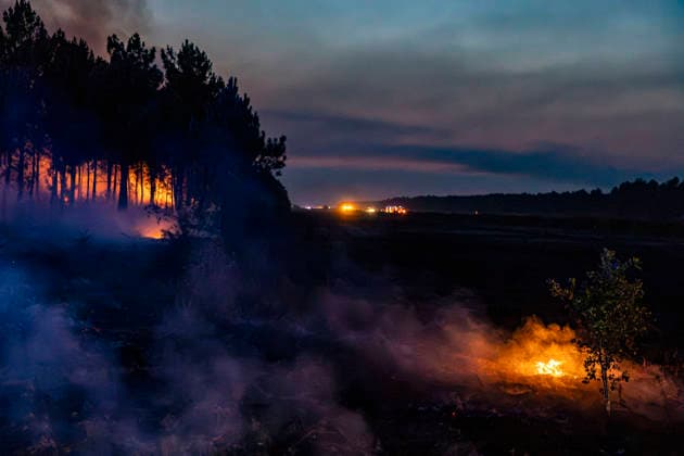 Firefighters Battle The Gironde Wildfire As Defensive Operations Continue - Saint-Jean-D illac Firefighters continue defensive operations against the ongoing Gironde wildfire. Emergency crews monitor the fire front, extinguish remaining hotspots and protect the perimeter near Saint-Jean-d Illac, France, on July 28, 2026. Photo by Margot Le Gonidec ABACAPRESS.COM Saint-Jean-d Illac France  Copyright: xLexGonidecxMargot ABACAx