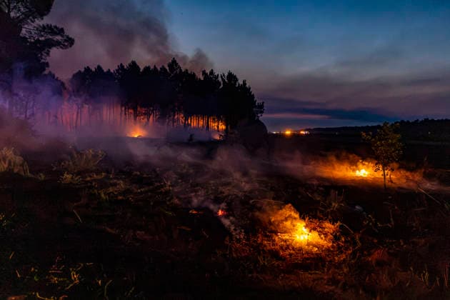 Firefighters Battle The Gironde Wildfire As Defensive Operations Continue - Saint-Jean-D illac Firefighters continue defensive operations against the ongoing Gironde wildfire. Emergency crews monitor the fire front, extinguish remaining hotspots and protect the perimeter near Saint-Jean-d Illac, France, on July 28, 2026. Photo by Margot Le Gonidec ABACAPRESS.COM Saint-Jean-d Illac France  Copyright: xLexGonidecxMargot ABACAx