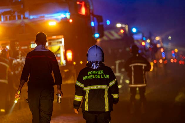 Firefighters Battle The Gironde Wildfire As Defensive Operations Continue - Saint-Jean-D illac Firefighters continue defensive operations against the ongoing Gironde wildfire. Emergency crews monitor the fire front, extinguish remaining hotspots and protect the perimeter near Saint-Jean-d Illac, France, on July 28, 2026. Photo by Margot Le Gonidec ABACAPRESS.COM Saint-Jean-d Illac France  Copyright: xLexGonidecxMargot ABACAx