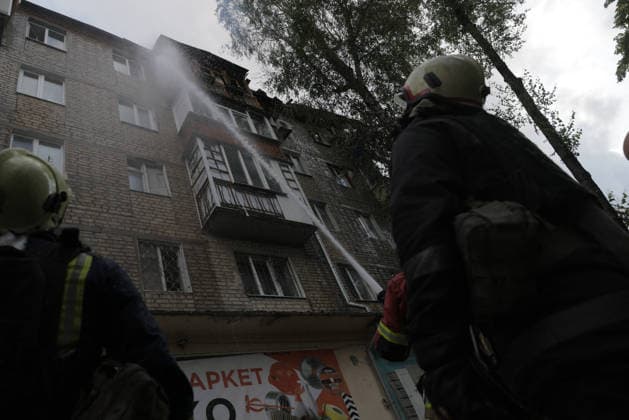 Shahed Drone Strike - Kharkiv Ukrainian firefighters direct a water jet at the burning upper floors of a five-storey residential building in the Novobavarski district of Kharkiv, Ukraine, on July 28, 2026, after a russian Shahed-type loitering munition struck the structure, igniting the roof and damaging upper-floor balconies, with all residents evacuated and two casualties reported as emergency crews worked to extinguish the fire and assess structural damage. Photo by Independent Independent ABACAPRESS.COM Kharkiv Kharkiv Oblast Ukraine  Copyright: xTitovxYevhen ABACAx