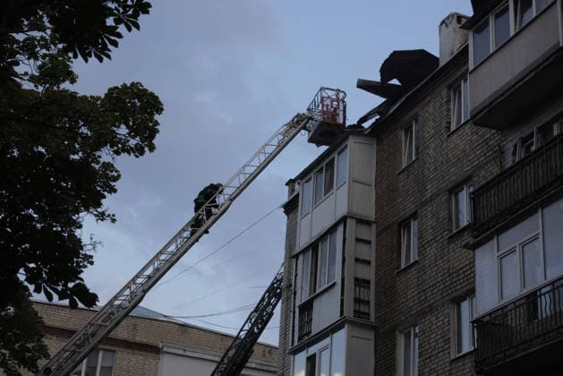 Shahed Drone Strike - Kharkiv A firefighter climbs an extended aerial ladder truck toward a heavily damaged roof of a five-story residential apartment building following a russian Shahed drone strike in the Novobavarski district of Kharkiv, Ukraine, on July 28, 2026. The unmanned aerial vehicle ignited the rooftop of the building, prompting emergency crews to deploy aerial equipment to extinguish the fire and assess structural damage. All residents were evacuated, and two people were reported injured as emergency responders continued to work at the scene. Photo by Titov Yevhen ABACAPRESS.COM Kharkiv Kharkiv Oblast Ukraine  Copyright: xTitovxYevhen ABACAx