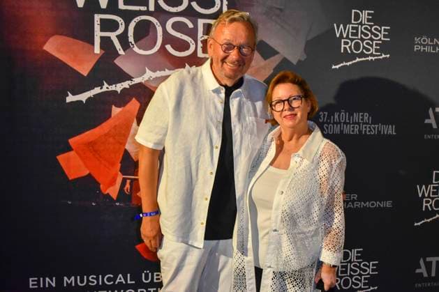 ABB SOMMERFESTIVAL- Bernd Stelter mit Frau Anke Stelter zu Gast auf dem roten Teppich bei der eroeffnungs Gala des 37.Koelner Sommerfestival mit dem Musical Die Weisse Rose in der Koelner Philharmonie am 28.07.2026 in Koeln Hamburg Deutschland *** ABB SUMMER FESTIVAL: Bernd Stelter and his wife Anke Stelter were guests on the red carpet at the opening gala of the 37th Cologne Summer Festival, featuring the musical *Die Weisse Rose* at the Cologne Philharmonie on July 28, 2026, in Cologne, Hamburg Germany