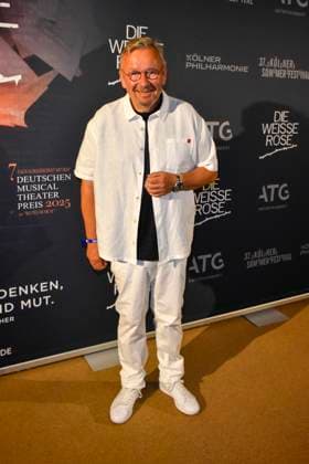 ABB SOMMERFESTIVAL- Bernd Stelter Musiker zu Gast auf dem roten Teppich bei der eroeffnungs Gala des 37.Koelner Sommerfestival mit dem Musical Die Weisse Rose in der Koelner Philharmonie am 28.07.2026 in Koeln Hamburg Deutschland *** ABB SUMMER FESTIVAL: Bernd Stelter, musician, appears on the red carpet at the opening gala of the 37th Cologne Summer Festival, featuring the musical *Die Weisse Rose* at the Cologne Philharmonic Hall on July 28, 2026, in Cologne, Hamburg, Germany