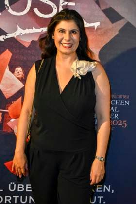 ABB SOMMERFESTIVAL- Derya Karadag Politikerin zu Gast auf dem roten Teppich bei der eroeffnungs Gala des 37.Koelner Sommerfestival mit dem Musical Die Weisse Rose in der Koelner Philharmonie am 28.07.2026 in Koeln Hamburg Deutschland *** ABB SUMMER FESTIVAL: Politician Derya Karadag walks the red carpet at the opening gala of the 37th Cologne Summer Festival, featuring the musical *The White Rose* at the Cologne Philharmonic Hall on July 28, 2026, in Cologne, Hamburg, Germany
